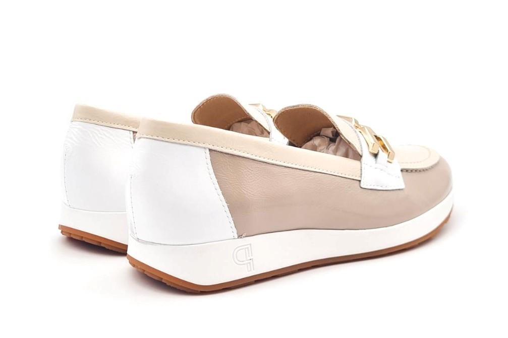 Mocasines de piel de charol Pitillos 5675 para mujer en color piedra