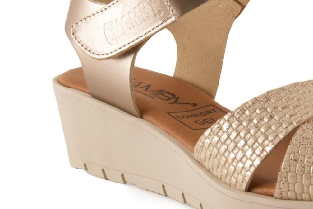 Sandalias con cuña Chamby 897 en platino para mujer