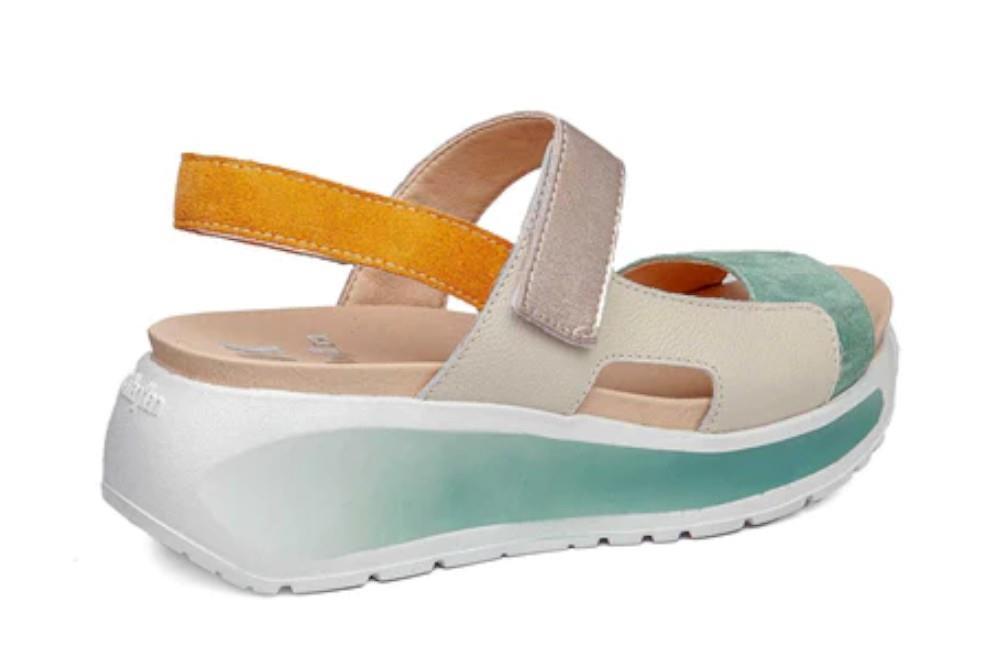 Sandalia con cuña Callaghan 35200 BERTA en verde para mujer