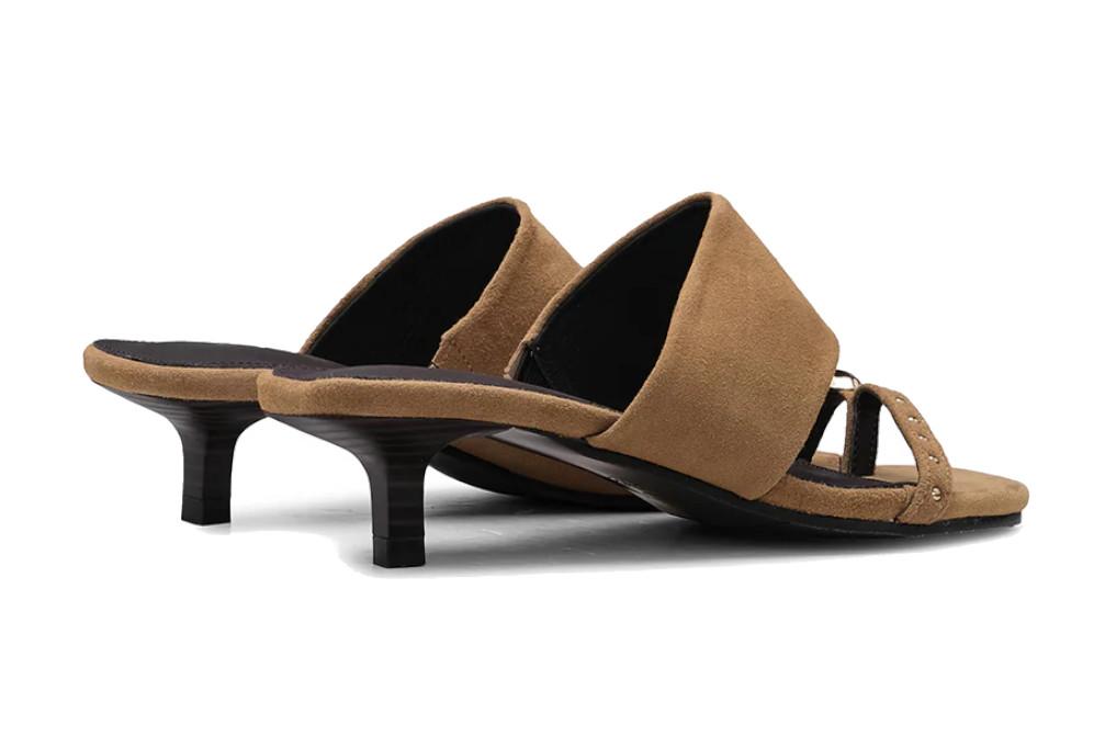 Sandalia de tacón mule medio Top3 Shoes SF1625 camel de ante para mujer | Elegancia y comodidad