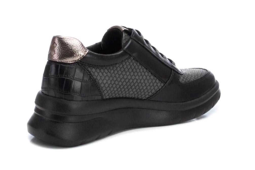 Zapatilla deportiva Xti 143366 en negro para mujer