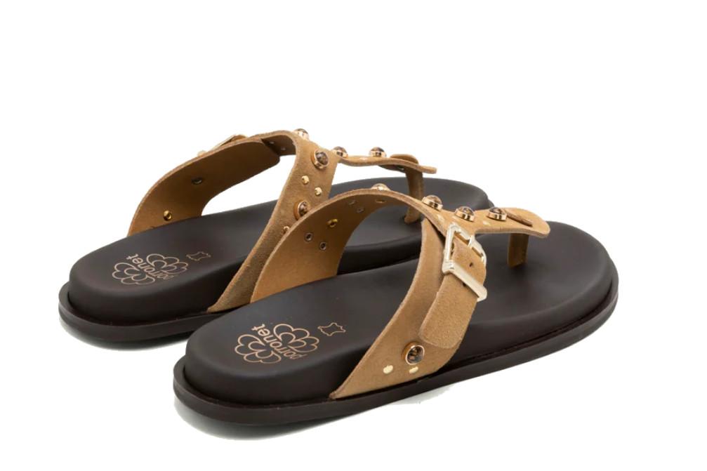 Sandalias de dedo planas Porronet HARPER camel 3294 – Sandalia cómoda con pedrería hecha en España