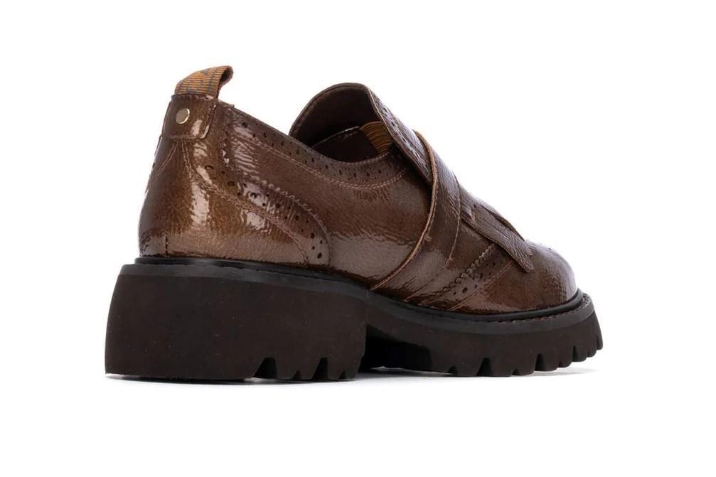 Mocasines de charol Carmela 162594 en color taupe