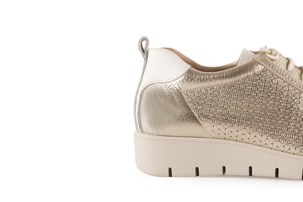Zapatilla deportiva Chamby 11 en color platino para mujer