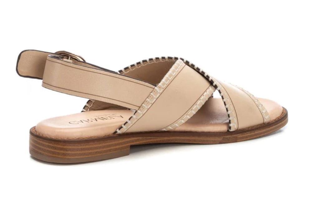 Sandalias planas Carmela 162201 en beige para mujer