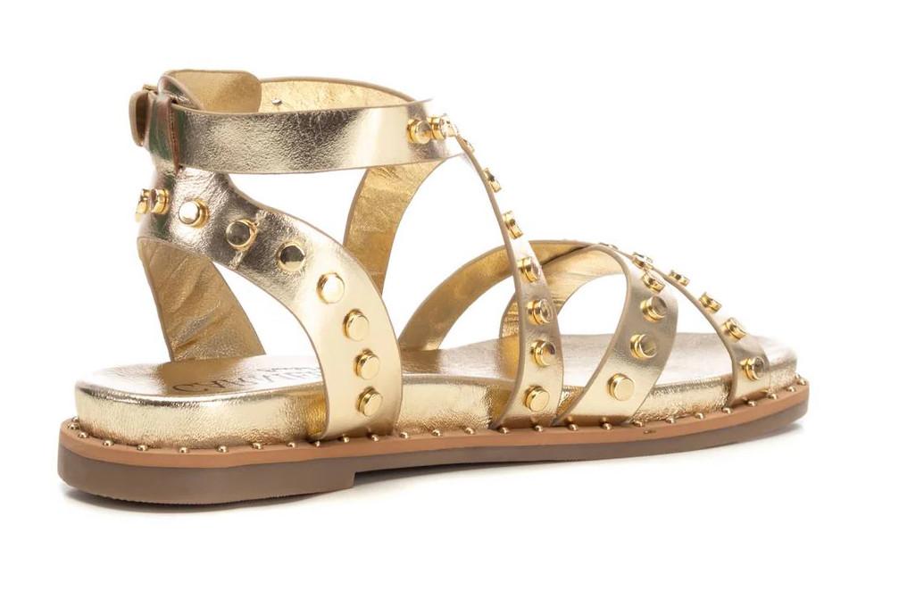 Sandalia plana romana Carmela 162393 en oro para mujer| Sandalia de Piel con Tachas y Suela Antideslizante