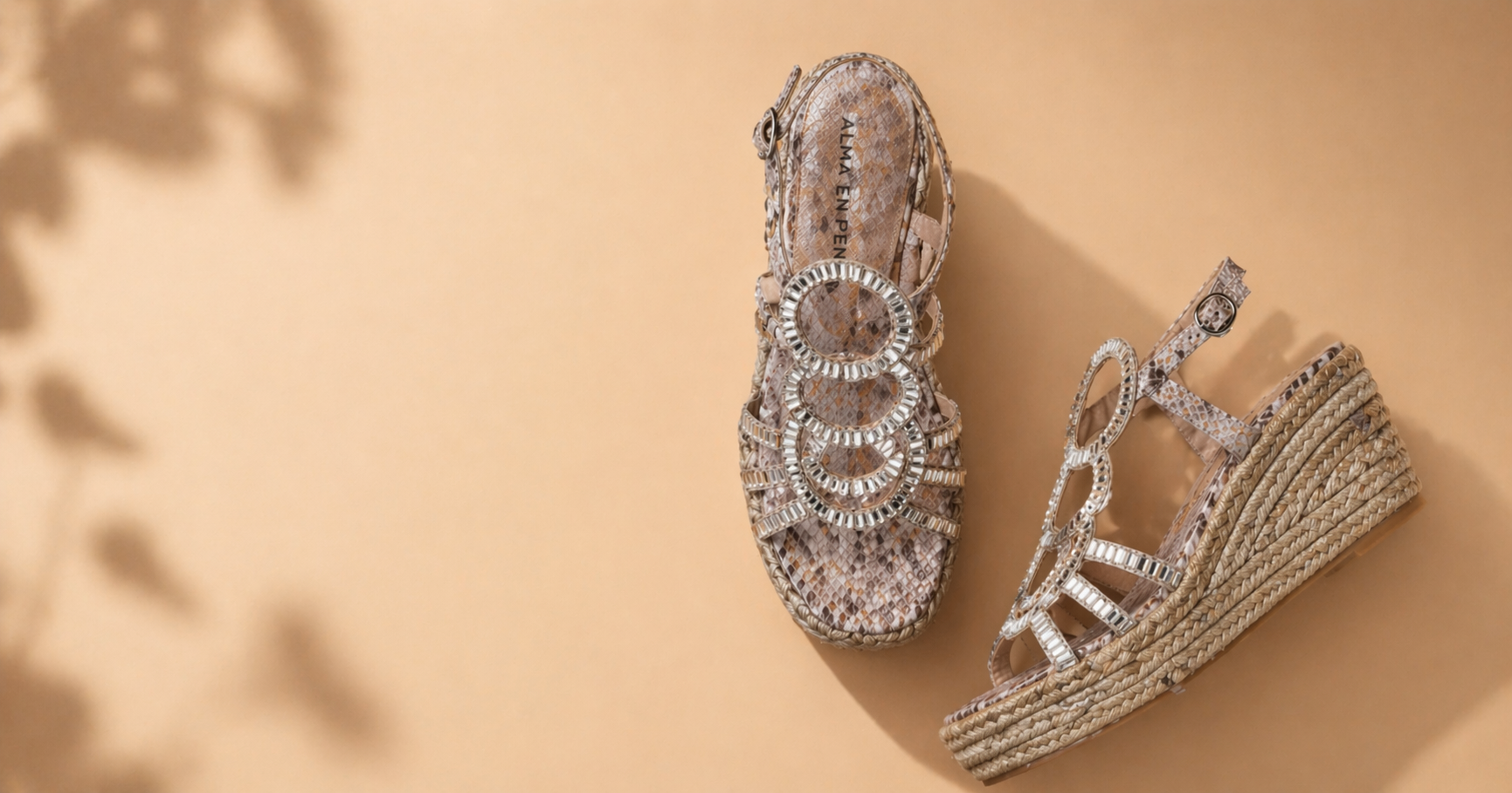 Sandalias de cuña Alma en Pena con pedrería y tiras circulares, diseño verano mujer elegante