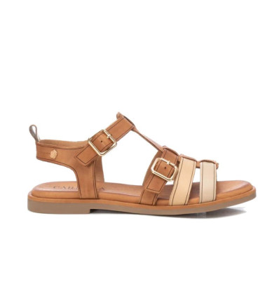 Sandalias planas Carmela 161614 en camel para mujer