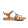 Sandalias planas Carmela 161614 en camel para mujer