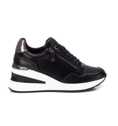 Zapatilla deportiva Xti 143074 en negro para mujer