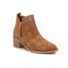 Botines calados XTI 143961 en camel para mujer