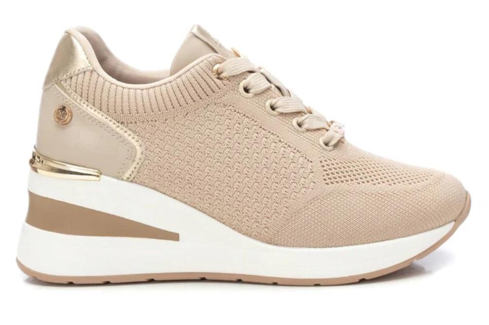 Zapatillas deportivas con cuña XTI 143721 en beige para mujer