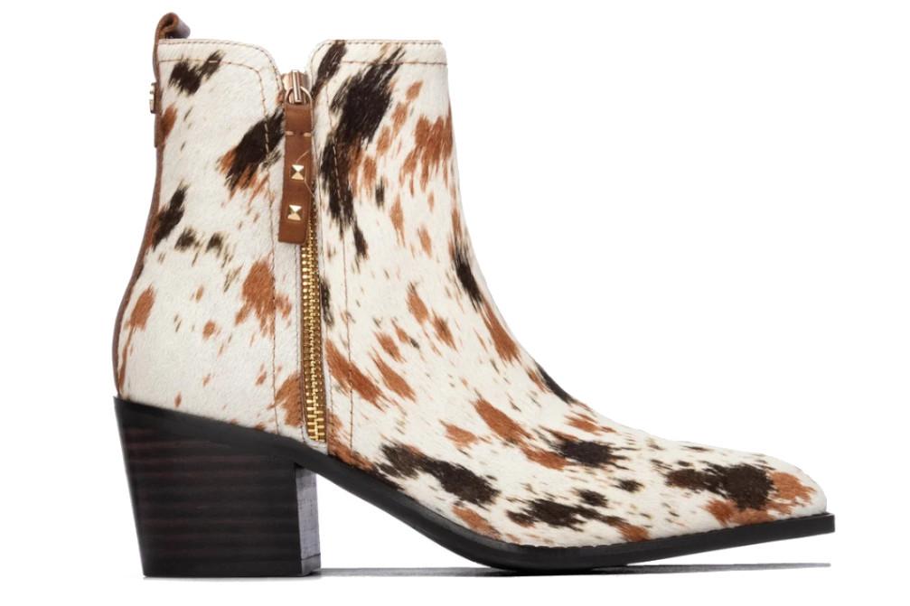 Botín cowboy de piel para mujer Carmela 164386 beige con tacón