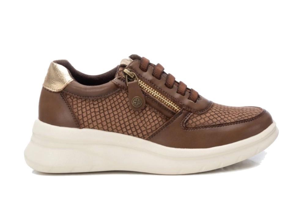Zapatilla deportiva Xti 143366 en taupe para mujer
