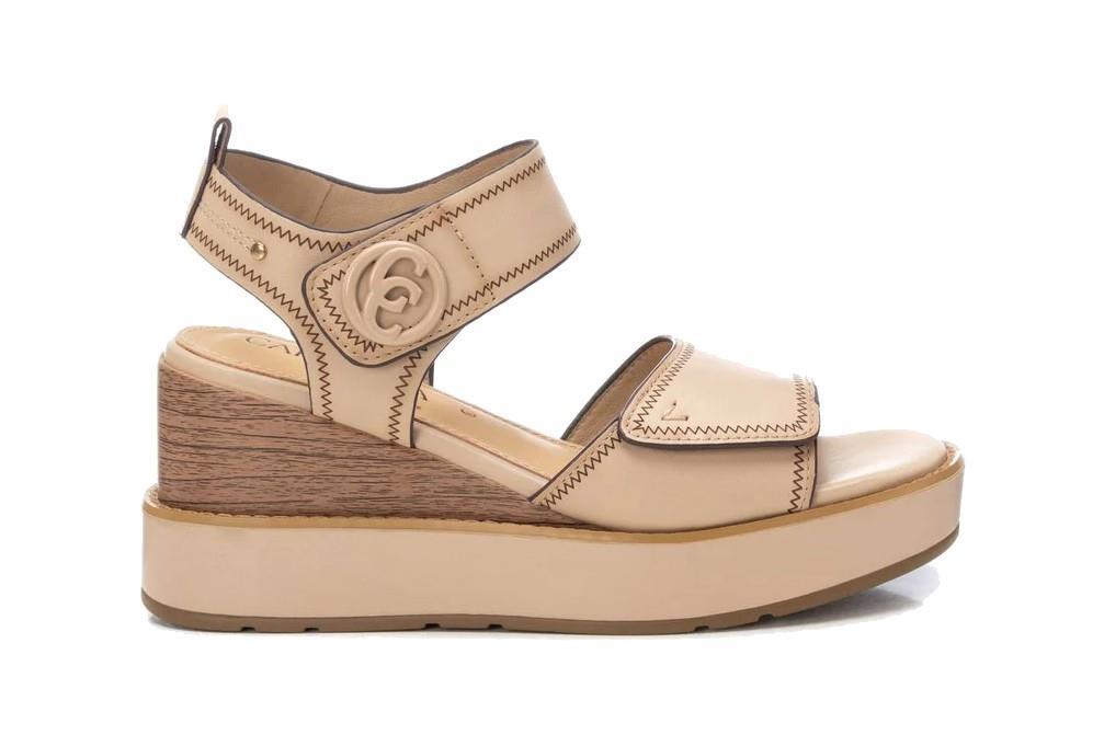Sandalias con cuña Carmela 162239 en beige para mujer