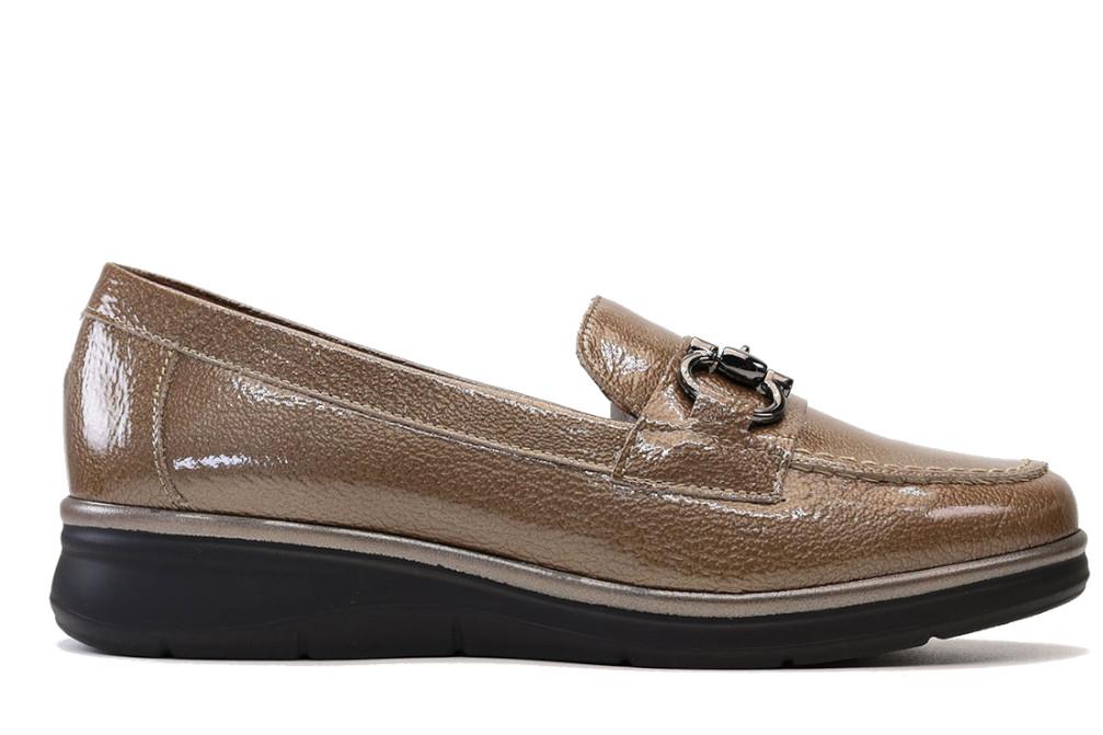Mocasines planos Pitillos 11502 Topo Marrón Mujer – Piel Charol con Cuña Cómoda
