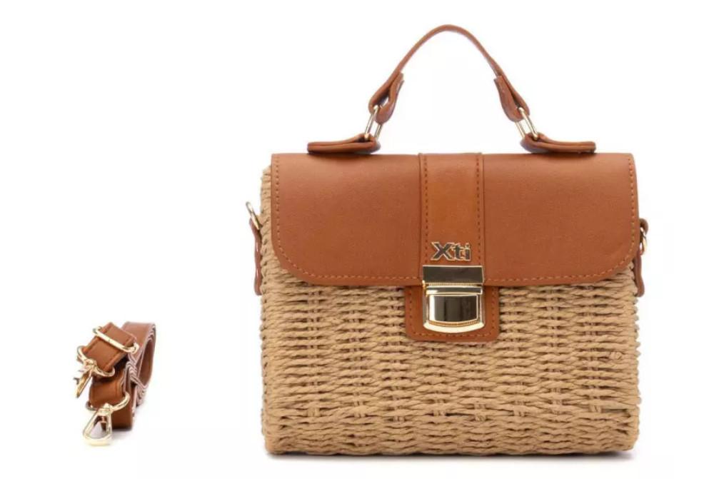 Bolso Bandolera Mujer XTI 184607 Camel – Estilo Mimbre con Solapa y Cierre Clip Vegano