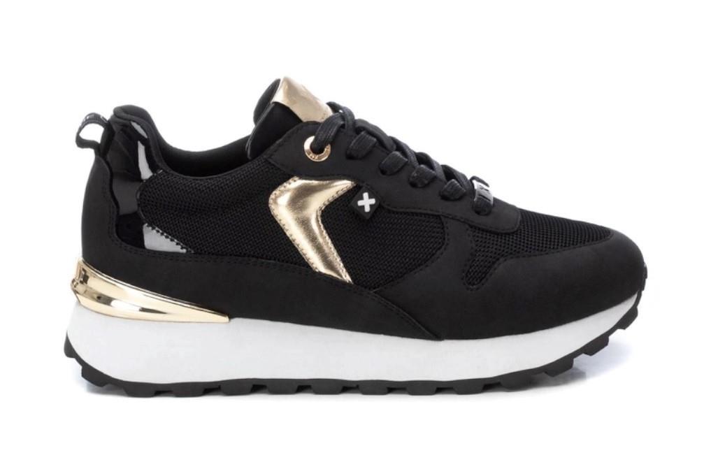 Zapatilla deportiva Xti 142961 en negro para mujer