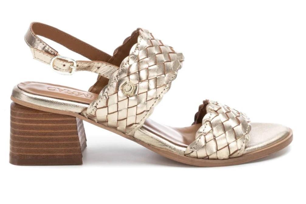 Sandalias con tacón Carmela 162381 en oro para mujer