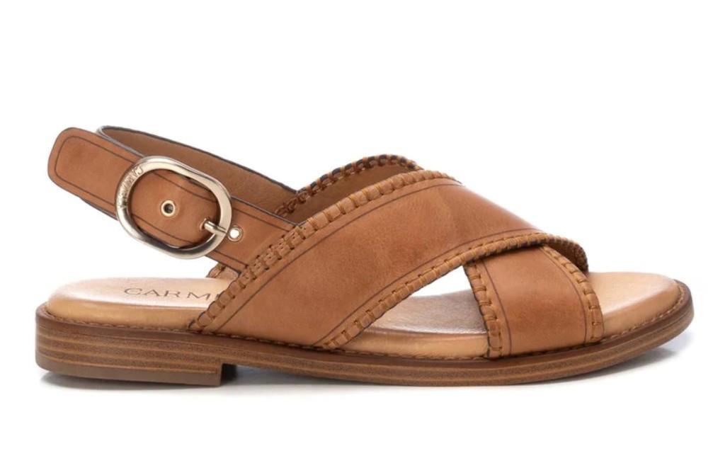 Sandalias planas Carmela 162201 en camel para mujer