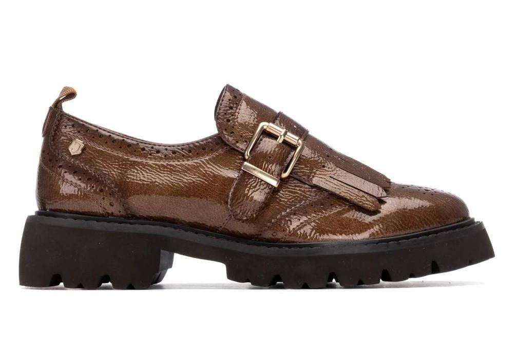 Mocasines de charol Carmela 162594 en color taupe