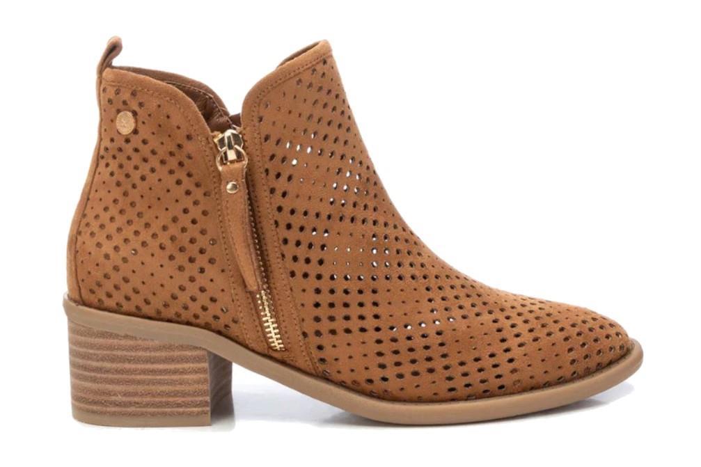 Botines calados XTI 143961 en camel para mujer