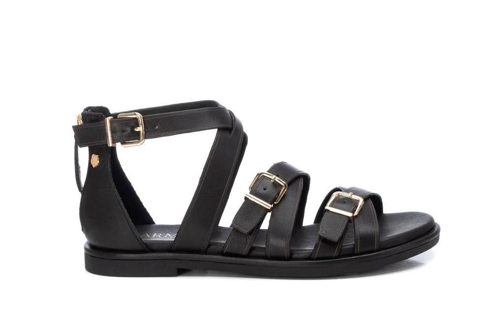 Sandalias planas Carmela 161487 en negro para mujer