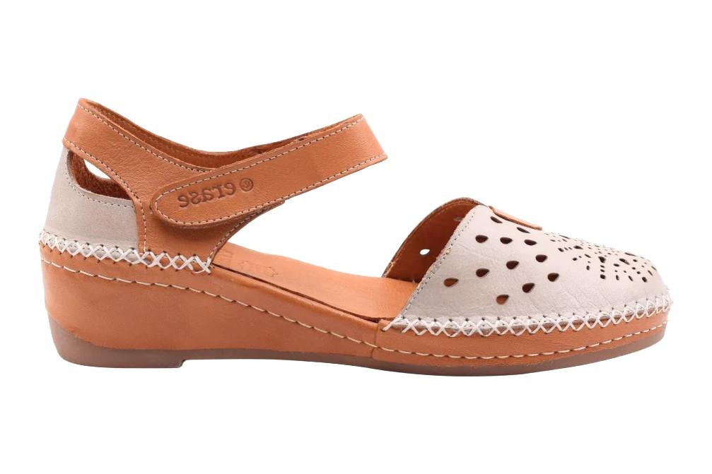 Sandalias cangrejeras Erase 394-10 en taupe para Mujer de Piel Troqueladas con Cierre Ajustable | Confort y Estilo