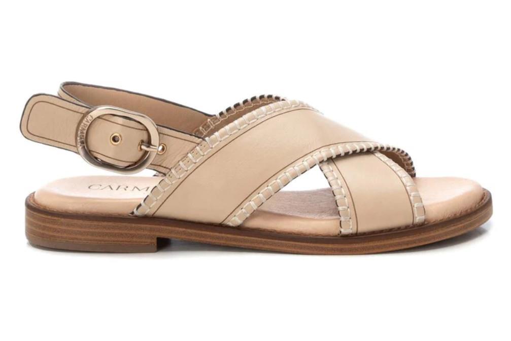 Sandalias planas Carmela 162201 en beige para mujer