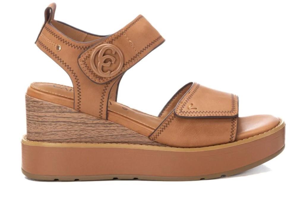 Sandalias con cuña Carmela 162239 en camel para mujer