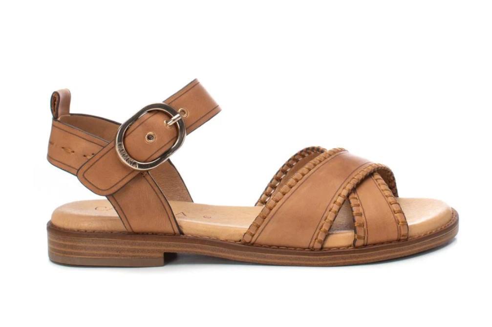 Sandalias planas Carmela 162204 en camel para mujer