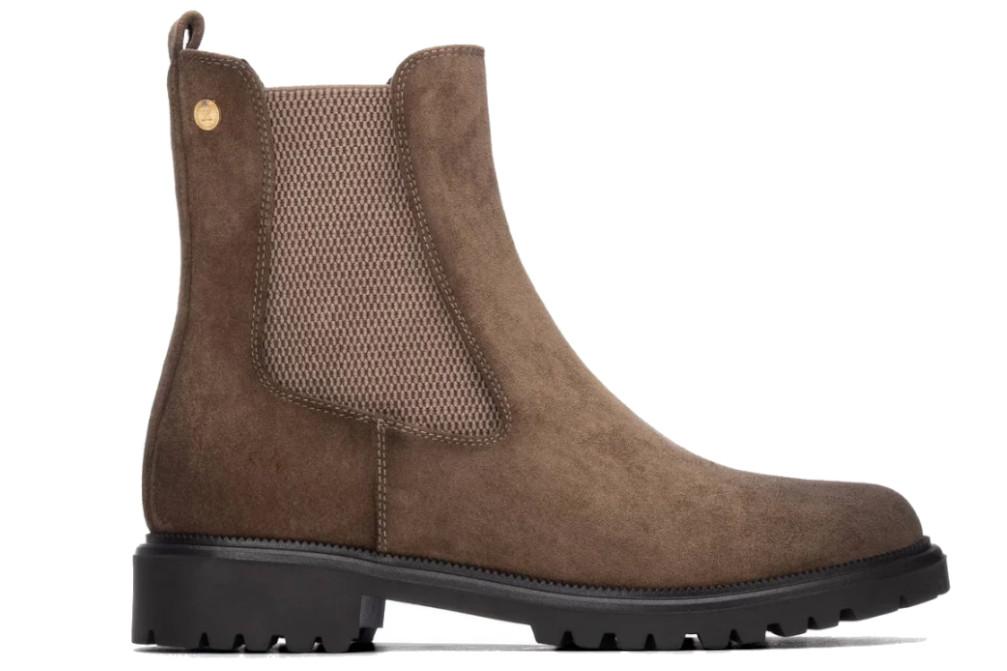 Botines Chelsea planos XTI 146242 en taupe para mujer