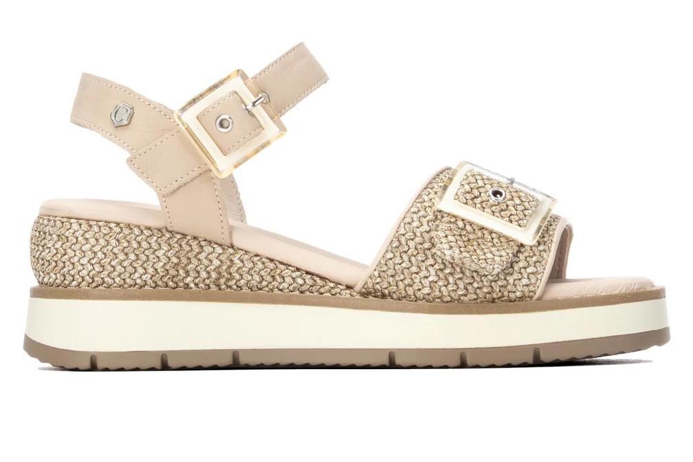 Sandalia con cuña media para mujer Carmela 163217 Beige con Cuña y Detalle Decorativo