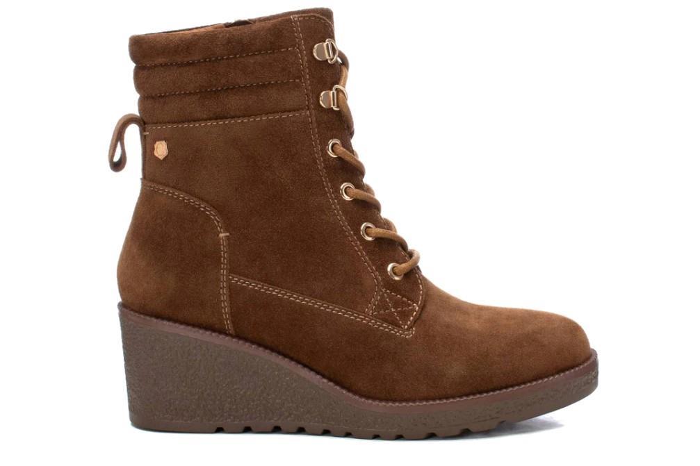 Botines con cuña Carmela 161921 en camel para mujer