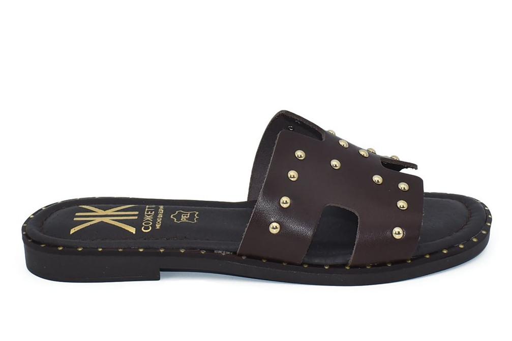 Sandalias Planas de Piel Cokketa 147 Marrón Chocolate con Tachuelas