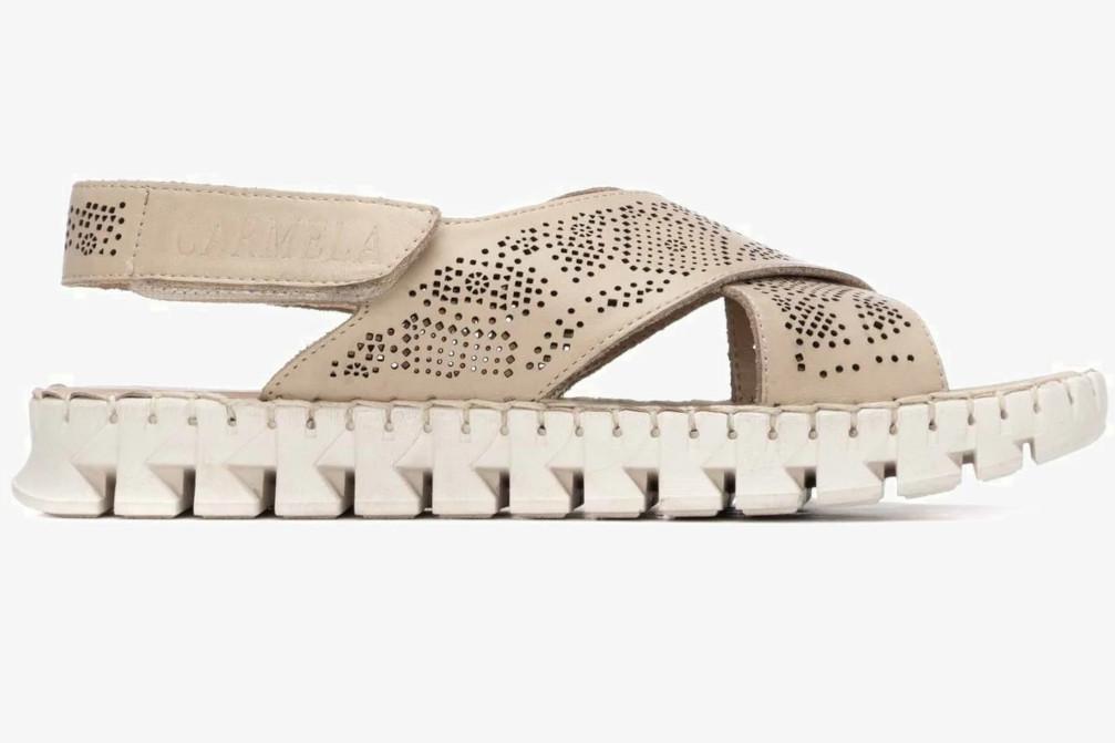 Sandalias planas Carmela 163216 beige de Piel con Tiras Cruzadas para mujer