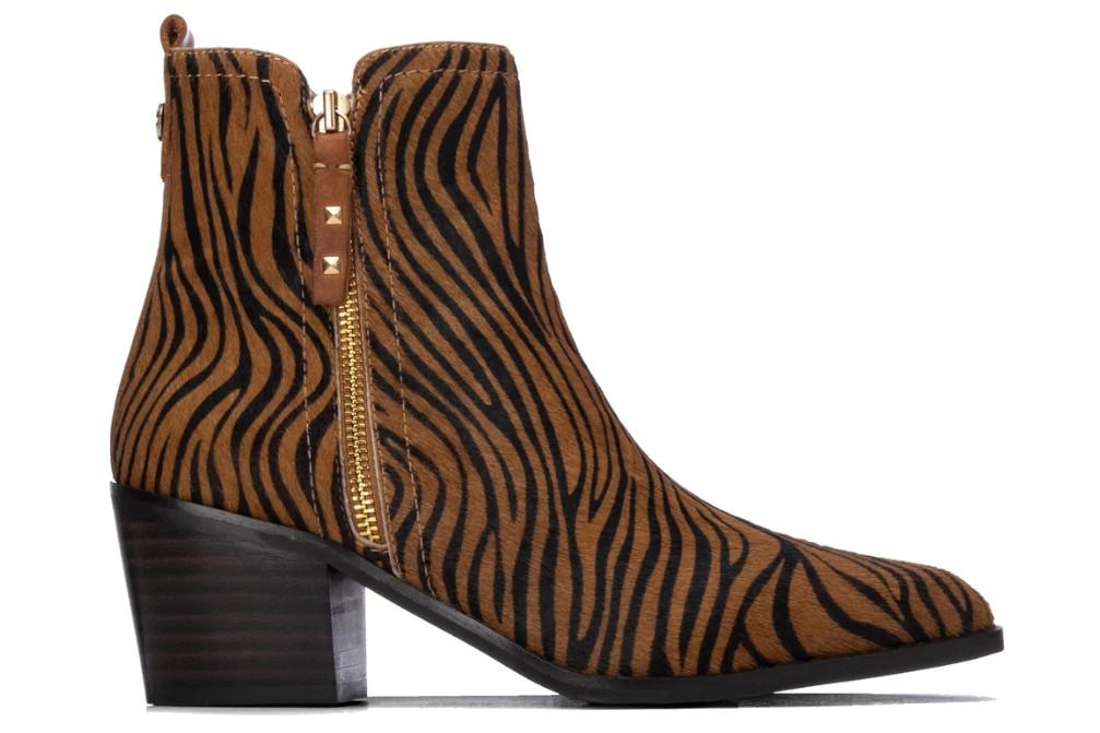 Botín cowboy de piel para mujer Carmela 164386 beige con tacón