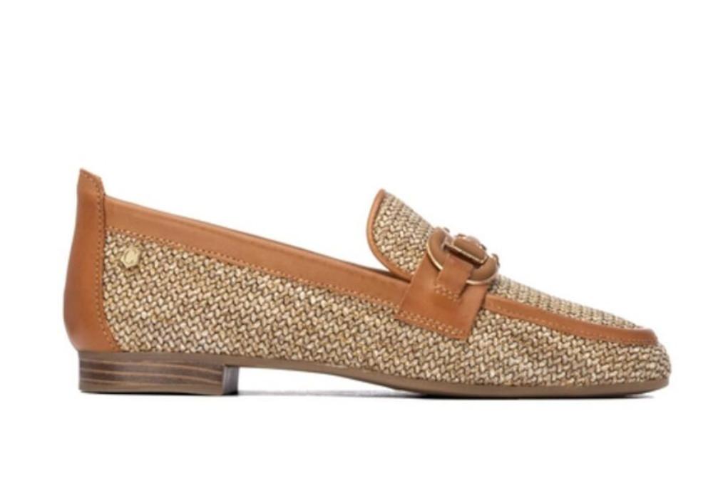 Mocasines cómodos Carmela 163219 en color camel con trenzado tipo rafia