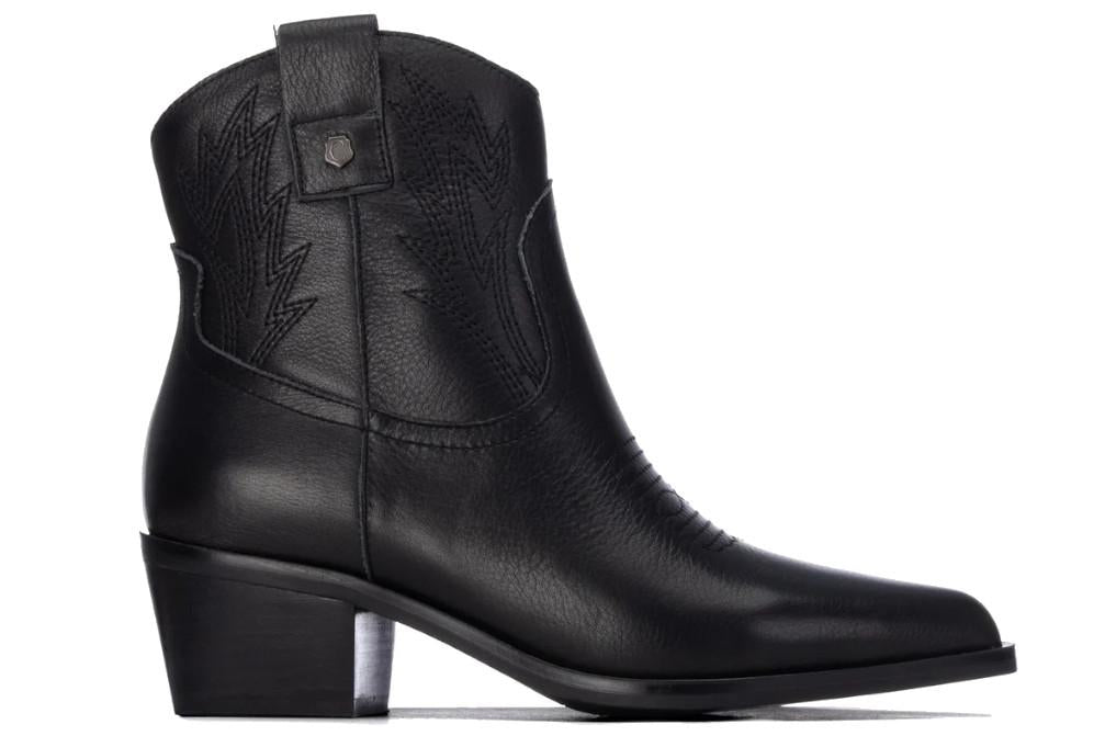 Botín cowboy de mujer Carmela 164391 de piel negra con tacón