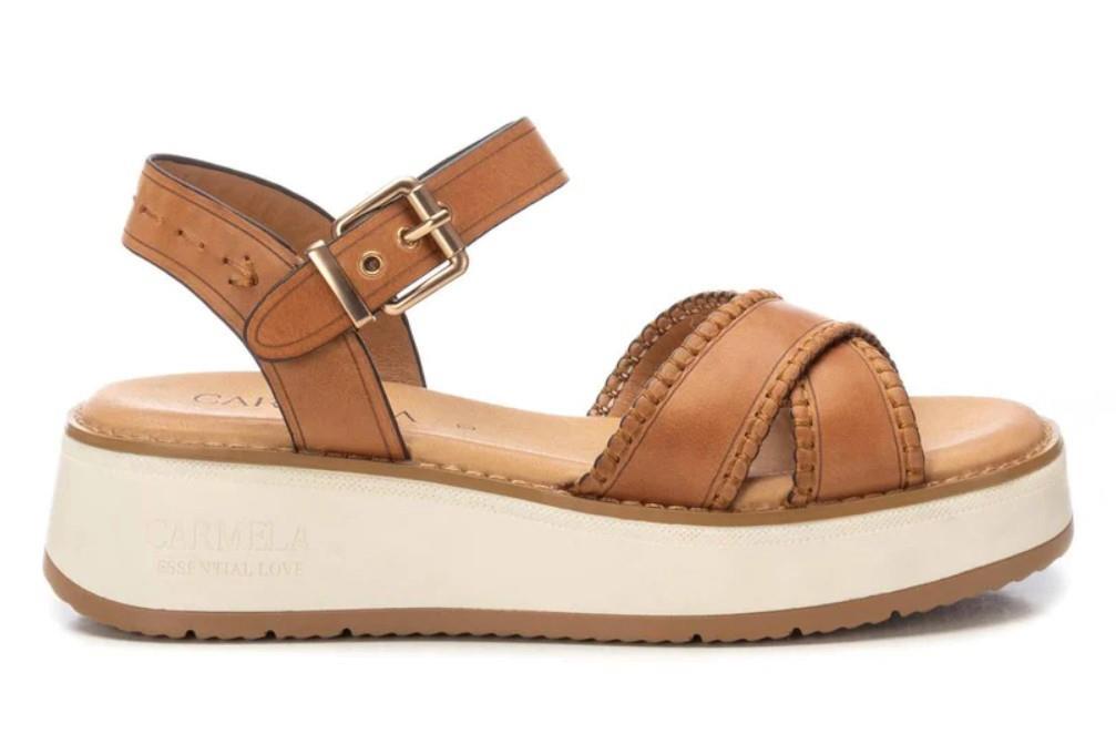 Sandalias cómodas Carmela 162245 en camel para mujer