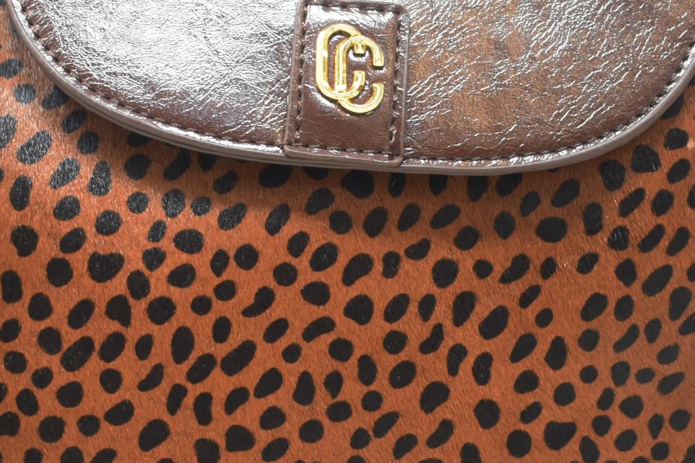 Mochila de mujer Carmela 186251 con detalles de piel animal print