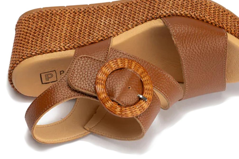 Sandalia con cuña alta Pitillos 11271 de rafia y piel napa cruzada color cuero – Elegancia y confort para mujer