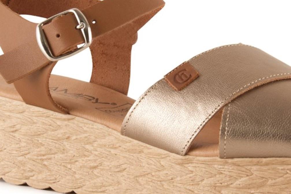 Sandalias con cuña Chamby 320 en platino para mujer