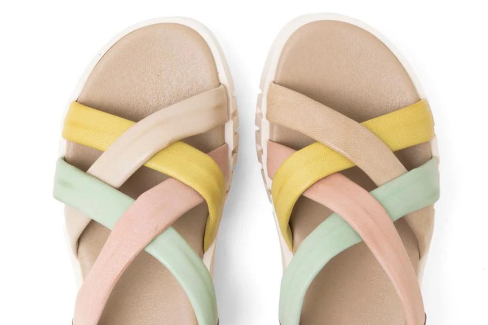 Sandalia de cuña de piel Porronet 3257 Daniela taupe multicolor con tiras y plataforma cómoda
