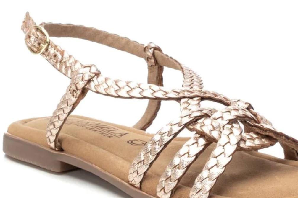 Sandalias planas Carmela 162388 en oro para mujer