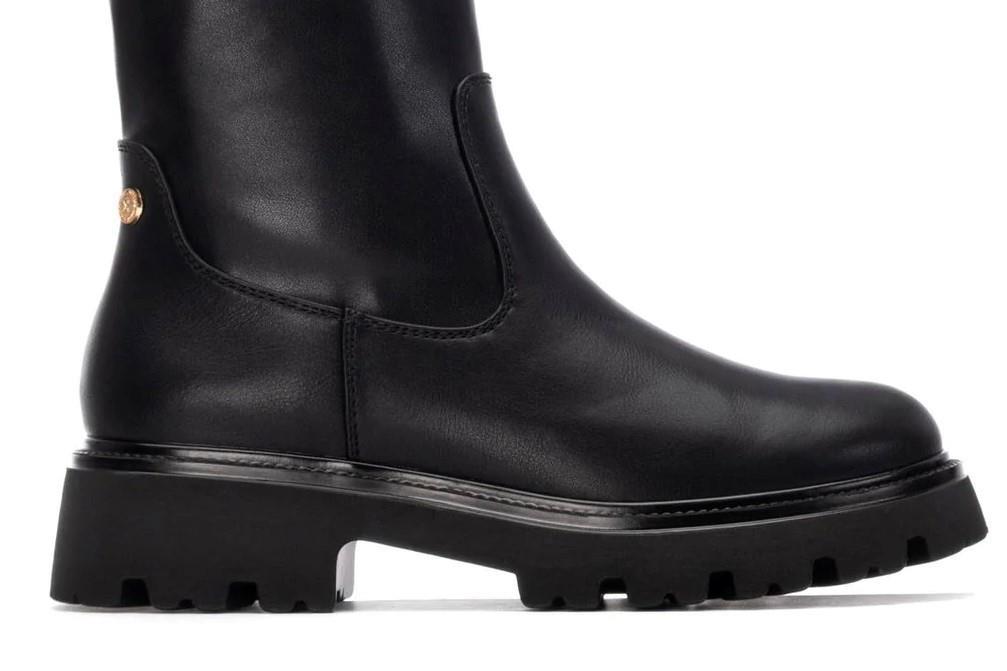 Botines cómodos chelsea XTI 144420 en negro