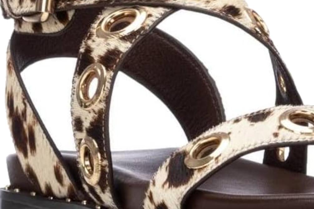 Sandalias planas romanas Carmela 162389 Animal Print para mujer | Sandalias Planas Elegantes y Cómodas