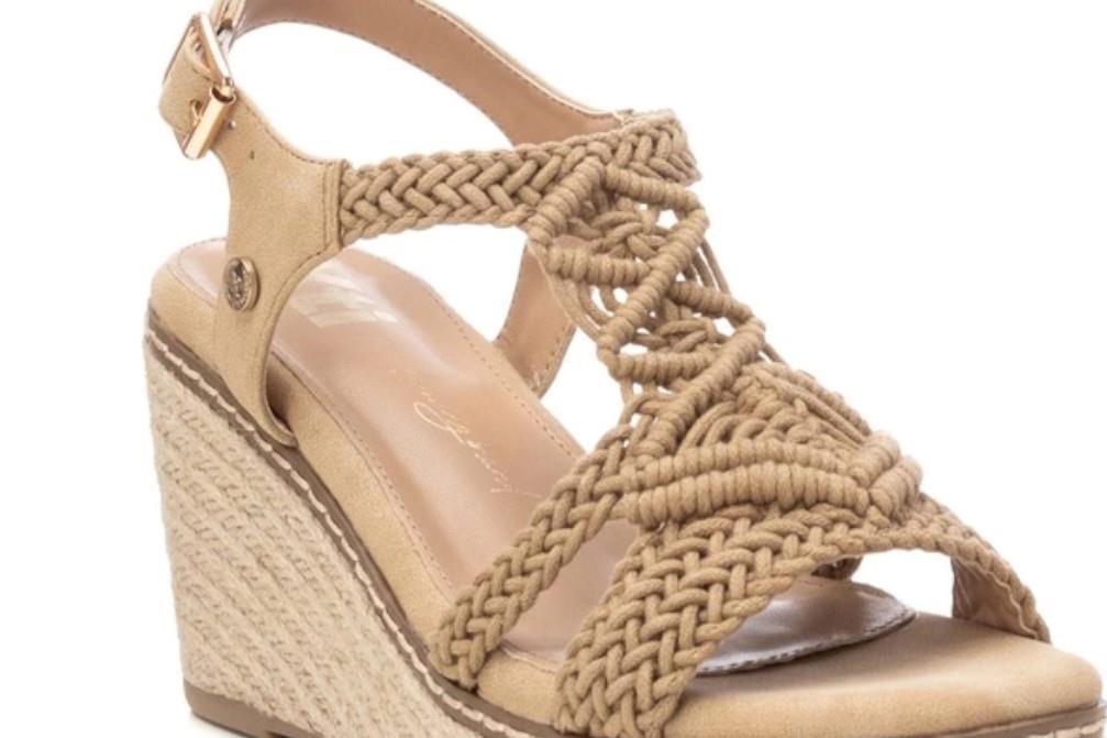 Sandalias con cuña  XTI 142837 en beige para mujer