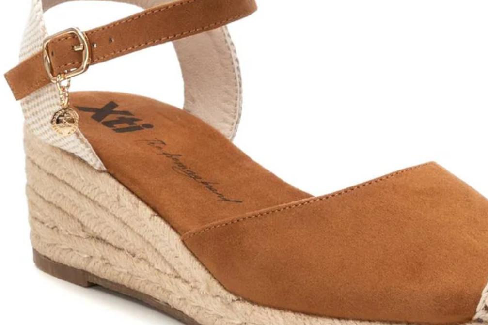 Alpargata con cuña baja XTI 144104 en camel–Valenciana Vegana