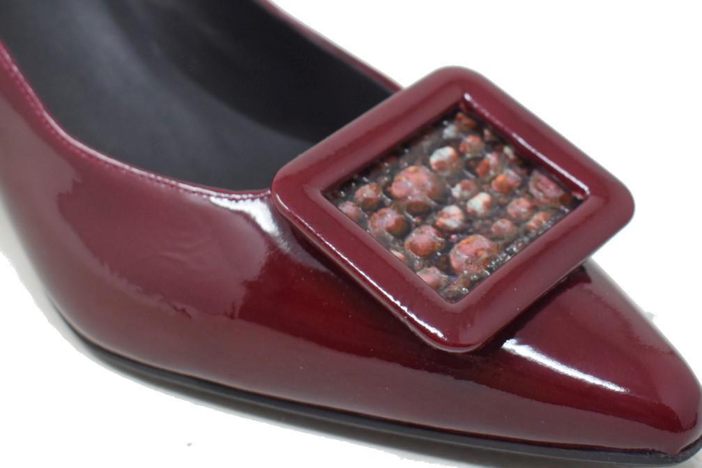 Zapatos de tacón bajo Joni 29166 en color burdeos